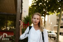 Young woman with bag looking at camera on street in barcelona — Stock Photo
