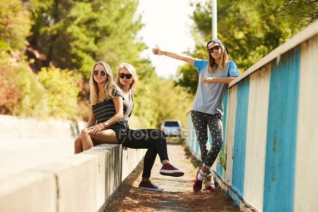 Women hitchhiking on countryside road — Stock Photo