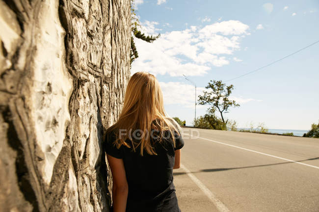 Frau steht auf Landstraße — Stockfoto