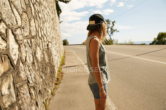 Frau steht auf Landstraße — Stockfoto