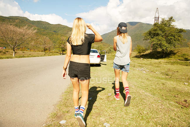 Femmes marchant sur la route de campagne — Photo de stock