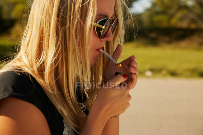 Blonde girl smoking — Stock Photo