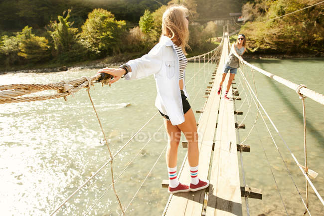 Женщины ходят по мосту — стоковое фото