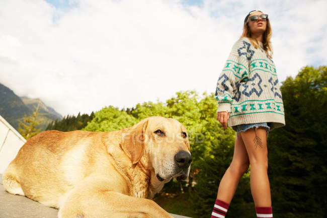 Mujer en jersey con perro - foto de stock