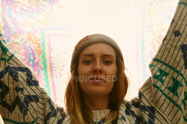 Mulher de chapéu e suéter posando — Fotografia de Stock