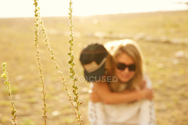 Mulher abraçando amigo feminino — Fotografia de Stock
