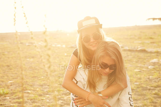 Mulher abraçando amigo feminino — Fotografia de Stock