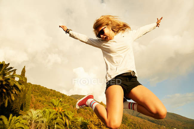 Mulher pulando na praia — Fotografia de Stock