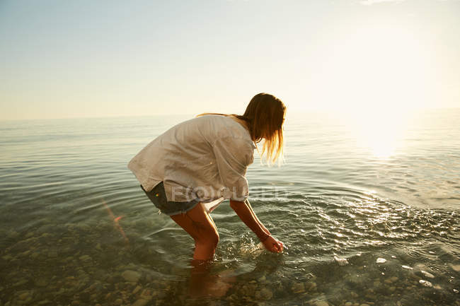 Mujer jugando en el agua - foto de stock
