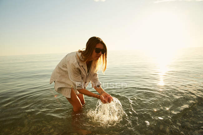 Жінка грає у воді — стокове фото