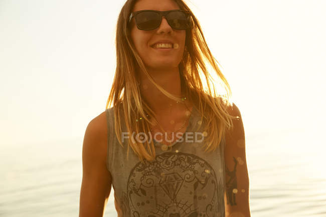 Mujer en gafas de sol en la playa - foto de stock