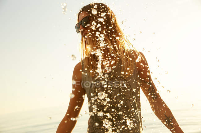 Donna in morbida luce solare sulla spiaggia — Foto stock
