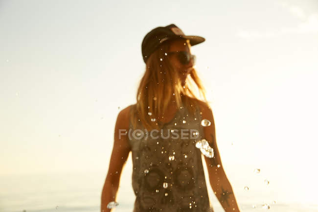Mujer en suave luz solar en la playa - foto de stock