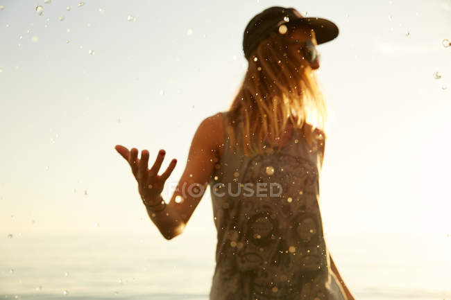 Женщина в мягком солнечном свете на пляже — стоковое фото