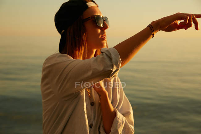 Donna in morbida luce solare sulla spiaggia — Foto stock