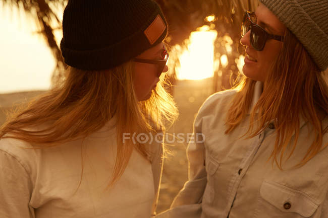 Amigos femininos olhando um para o outro — Fotografia de Stock