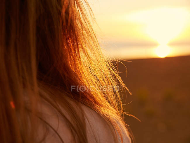 Mulher em luz solar suave na praia — Fotografia de Stock