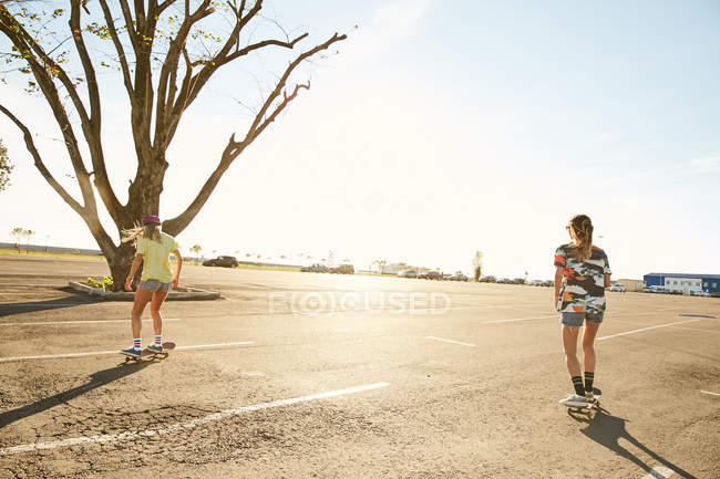 Donne che cavalcano su skateboard — Foto stock