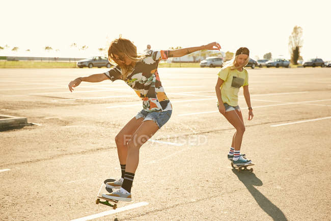 Mujer cabalgando en skateboards - foto de stock
