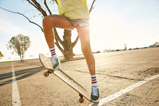Donna che fa trucco su skateboard — Foto stock