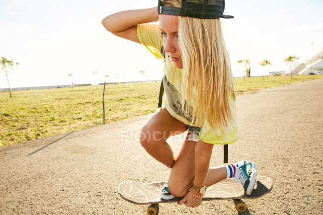 Donna che fa trucco su skateboard — Foto stock