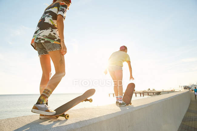 Mulheres com skates no estacionamento — Fotografia de Stock