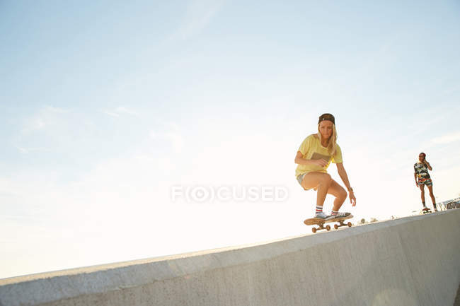 Frauen auf Skateboards — Stockfoto