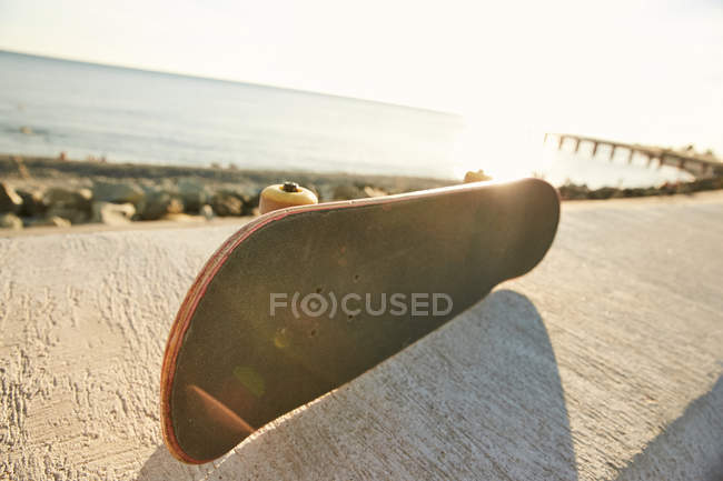 Вид на скейтборд на море — стоковое фото