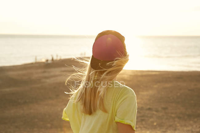 Mujer en suave luz solar en la playa - foto de stock