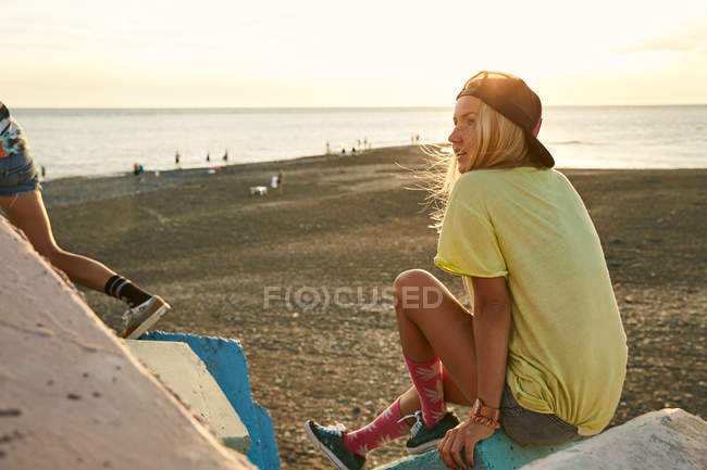 Mulher sentada na praia — Fotografia de Stock