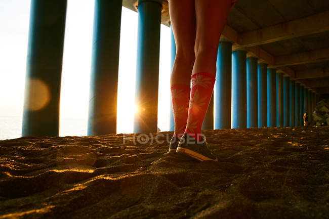 Jovem mulher pernas em luz macia do sol — Fotografia de Stock
