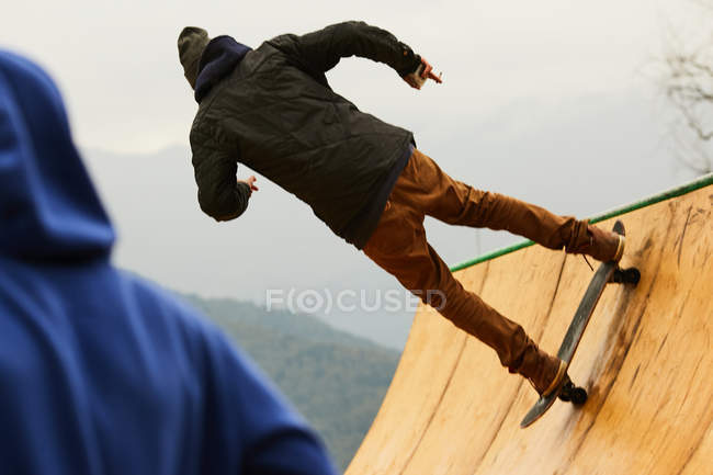 Homme patinant sur la rampe — Photo de stock