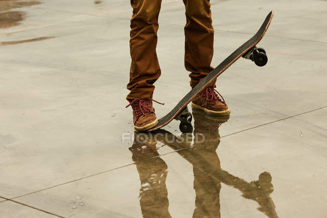 Homem pés com skate — Fotografia de Stock