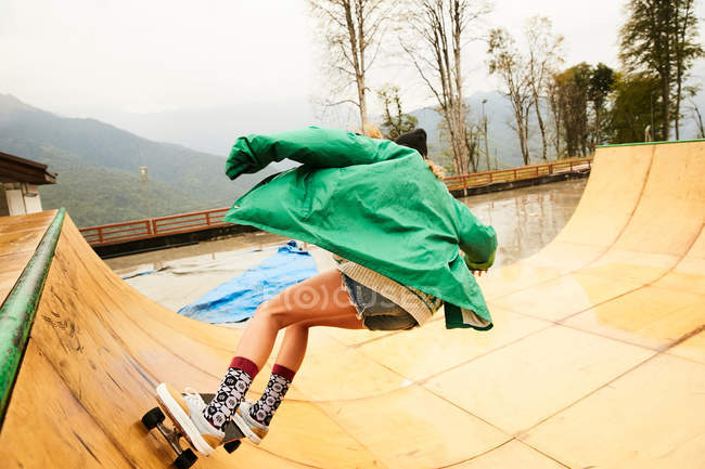 Молода жінка катається на пандусі — стокове фото