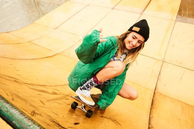 Mujer joven patinando en rampa - foto de stock