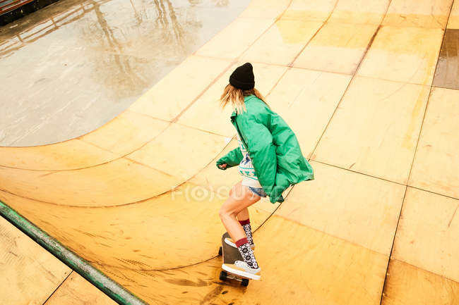 Mujer joven patinando en rampa - foto de stock