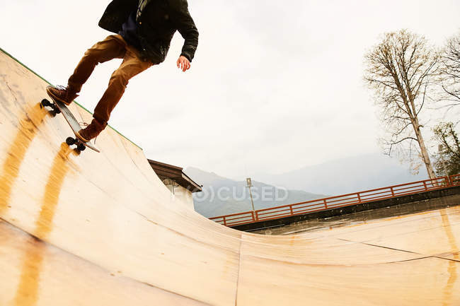 Homem patinando na rampa — Fotografia de Stock