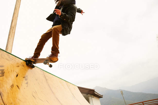 Mann skatet auf Rampe — Stockfoto