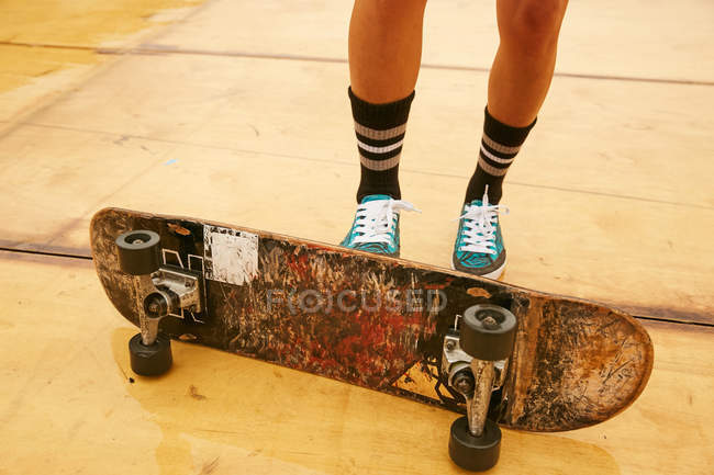 Donna che esegue trucchi con skateboard — Foto stock