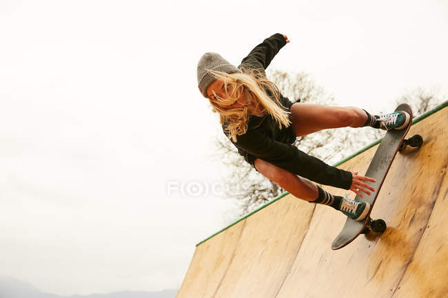 Jovem patinando na rampa — Fotografia de Stock