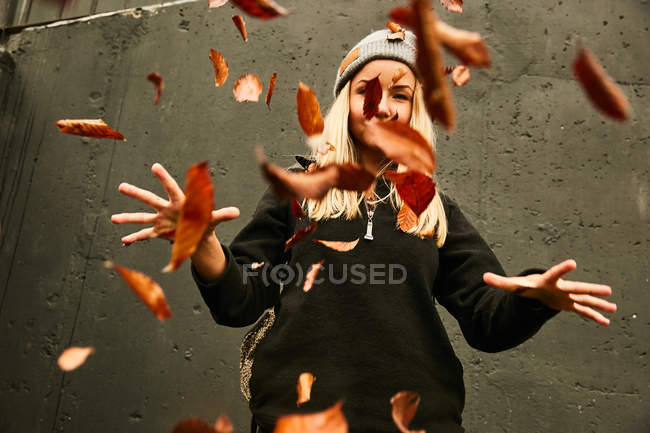Дівчина позує з осіннім листям — стокове фото