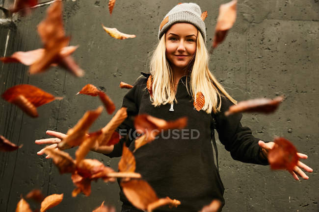 Ragazza posa con foglie autunnali — Foto stock