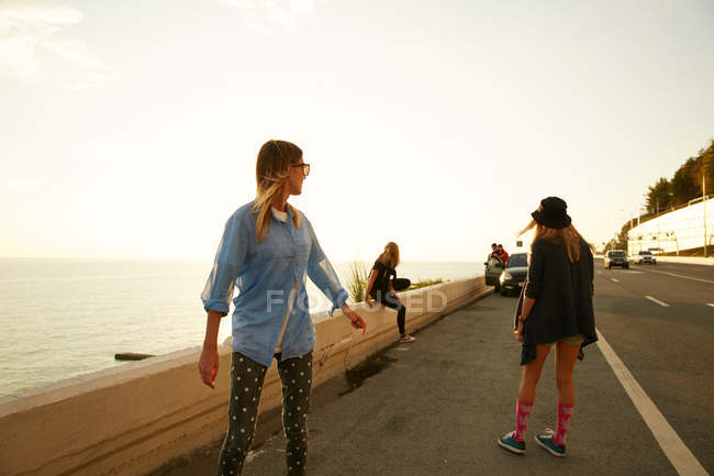 Freunde gehen am Meer spazieren — Stockfoto