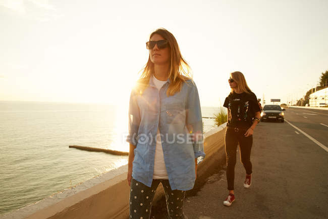 Freunde gehen am Meer spazieren — Stockfoto