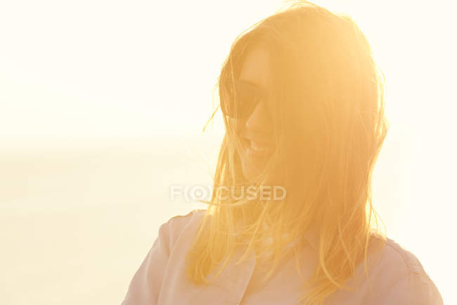 Femme bénéficiant d'une douce lumière du soleil — Photo de stock