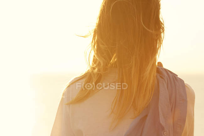 Женщина наслаждается мягким солнечным светом — стоковое фото