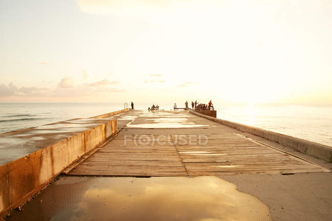 Sommer Strandpromenade bei Sonnenuntergang — Stockfoto