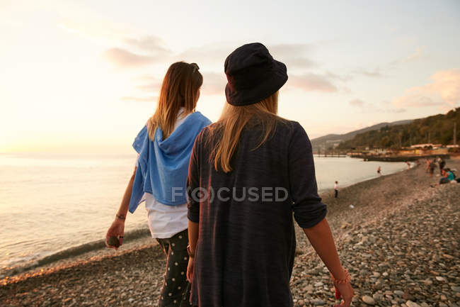 Mädchen laufen am felsigen Strand — Stockfoto