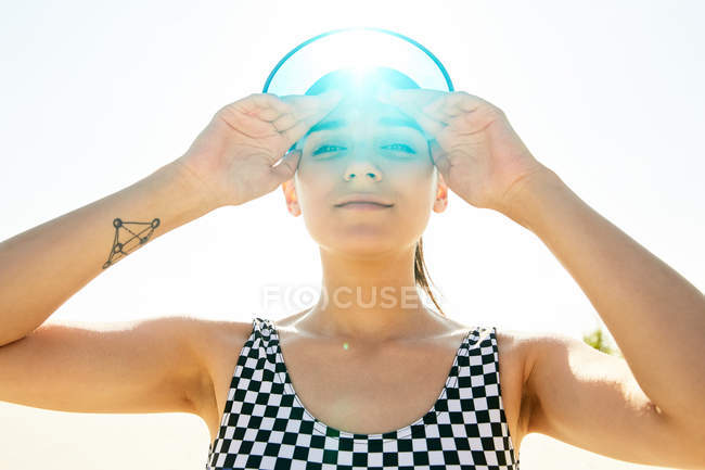 Menina em viseira azul desfrutando do sol — Fotografia de Stock