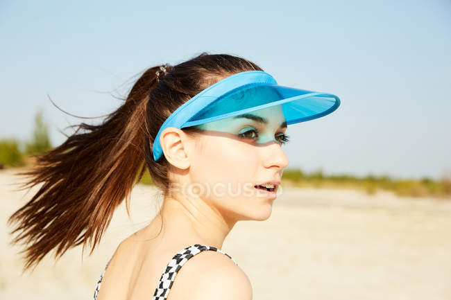 Femme en visière bleue — Photo de stock